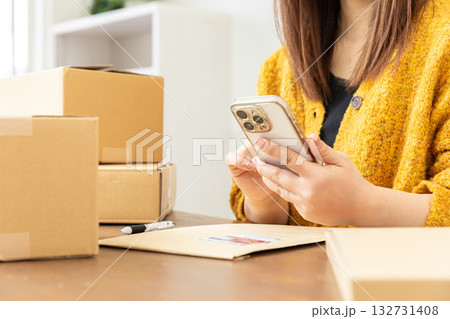 荷物の発送準備をする女性 132731408