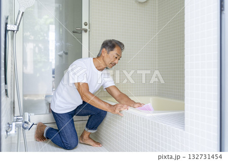 風呂掃除をするシニア男性 132731454
