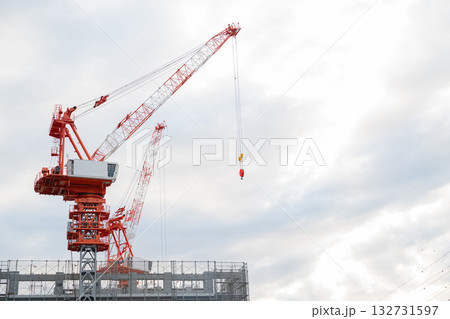 建設現場のクレーン 132731597