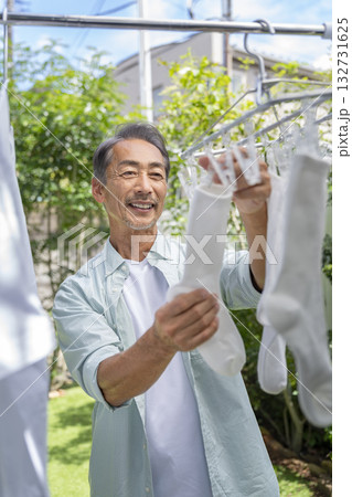 洗濯物を干すシニア男性 132731625