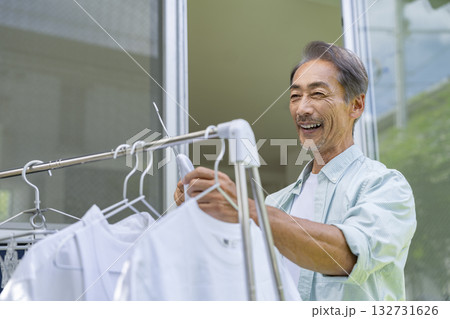 洗濯物を干す60代の男性 132731626