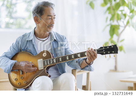 エレキギターを弾く60代の男性 エレキギターを弾く60代の男性 132731649
