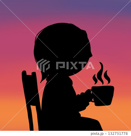 夕焼けの中のシルエット:椅子に座ってホットドリンクを飲む女性 夕焼けの中のシルエット:椅子に座ってホットドリンクを飲む女性 132731778