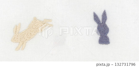 白いウサギとグレーのウサギのシルエット刺繍 132731796