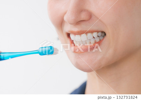 歯のケアをする女性 132731824