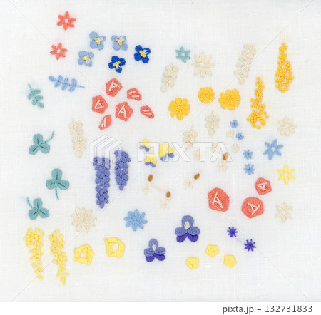 パステルカラーの小さな花がいっぱいの刺繍 132731833