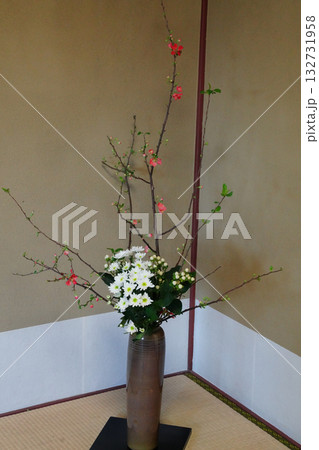 床の間に生けられた花 132731958