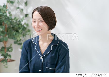 パジャマを着た30代女性 パジャマを着た30代女性 132732133