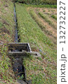 田んぼの畦道と用水路 132732227