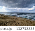 鳥取砂丘と荒れた日本海 132732228
