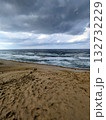 鳥取砂丘と荒れた日本海 132732229
