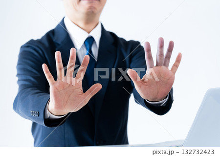 ストップの嫌々のジェスチャーをする男性 132732423