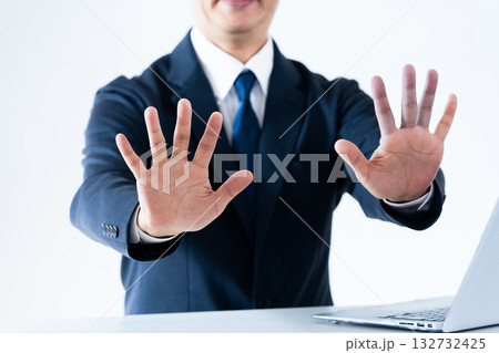 ストップの嫌々のジェスチャーをする男性 132732425