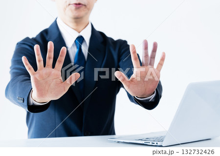 ストップの嫌々のジェスチャーをする男性 132732426