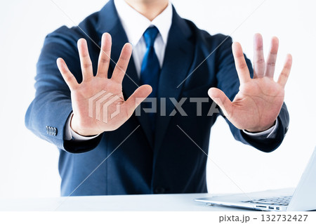 ストップの嫌々のジェスチャーをする男性 132732427