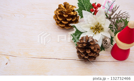 クリスマスの背景素材　ポインセチアとオーナメント 132732466