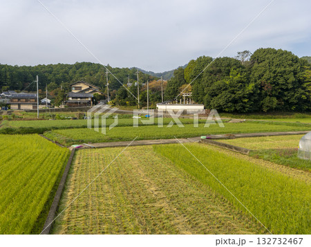 神社と里山の風景 132732467