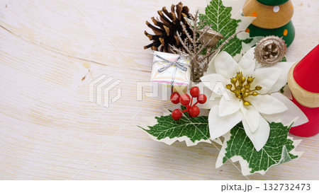 クリスマスの背景素材 ポインセチアとオーナメント クリスマスの背景素材 ポインセチアとオーナメント 132732473