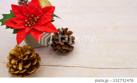 クリスマスの背景素材 ポインセチアと松ぼっくり クリスマスの背景素材 ポインセチアと松ぼっくり 132732476