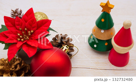 クリスマスの背景素材　ポインセチアと木製オーナメント 132732480