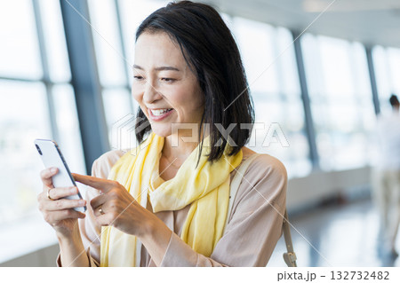 スマホを操作するビジネスパーソンの女性。 132732482