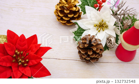クリスマスの背景素材 ポインセチアと松ぼっくり クリスマスの背景素材 ポインセチアと松ぼっくり 132732548