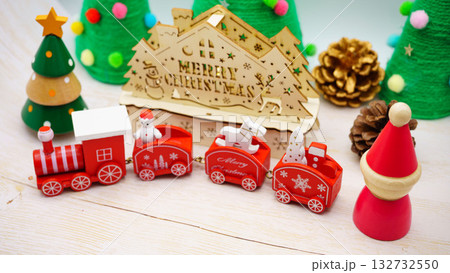 クリスマスの背景素材 クリスマスツリーと木製列車 クリスマスの背景素材 クリスマスツリーと木製列車 132732550