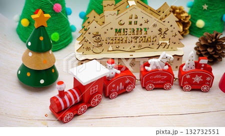クリスマスの背景素材　クリスマスツリーと木製列車 132732551