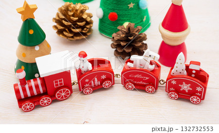 クリスマスの背景素材　木製列車とクリスマスツリー　 132732553