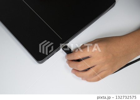 ノートパソコンにUSBケーブルを接続する手 132732575