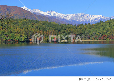 晩秋の青木湖と白馬三山 晩秋の青木湖と白馬三山 132732892