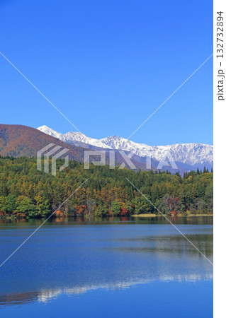 晩秋の青木湖と白馬三山 晩秋の青木湖と白馬三山 132732894