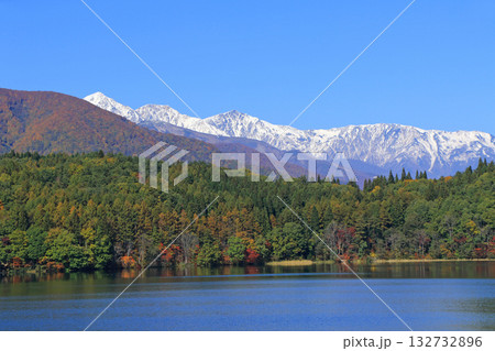 晩秋の青木湖と白馬三山 132732896
