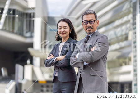 腕組みをするビジネスパーソンの男女 132733019