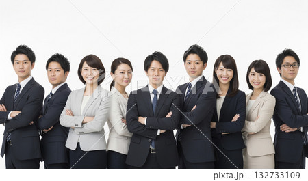 大勢のビジネスパーソン　白バック 132733109