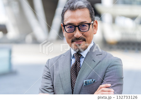 腕組みをするミドル・シニアのビジネスマン 132733126