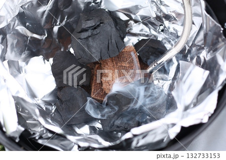 バーベキューの炭に火をつける作業 132733153