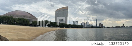 福岡・ももち浜の昼景パノラマ　ペイペイドームと福岡タワーを望む 132733170