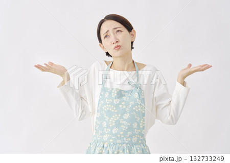 エプロンをつけた女性　ギブアップのジェスチャー　白背景 132733249