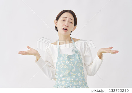 エプロンをつけた女性　ギブアップのジェスチャー　白背景 132733250