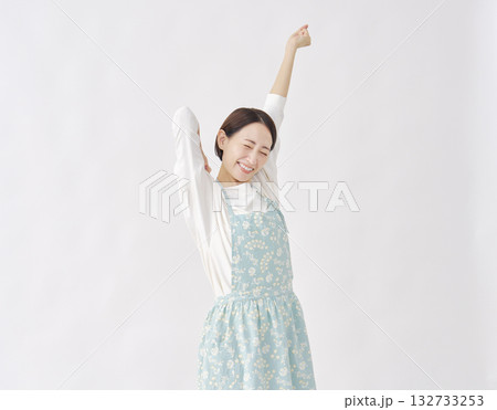 エプロンをつけた女性　伸び　白背景 132733253