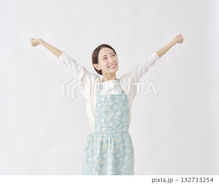 エプロンをつけた女性 伸び 白背景 エプロンをつけた女性 伸び 白背景 132733254