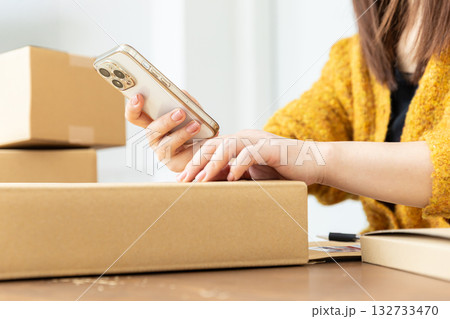 荷物の発送準備をする女性 132733470