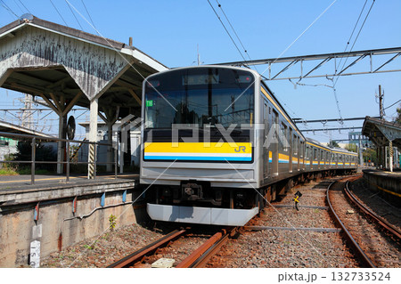 浅野駅に停車中の海芝浦行き鶴見線 132733524