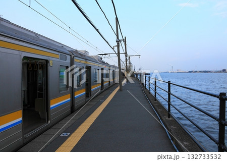 車内ホームから海を臨める海芝浦駅 車内ホームから海を臨める海芝浦駅 132733532