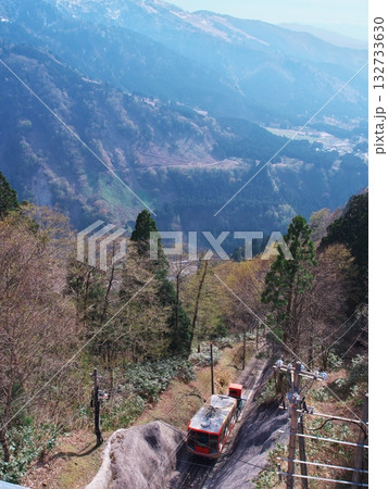 春の立山黒部アルペンルート　深緑に囲まれ立山ケーブルを美女平駅の展望テラスより臨む 132733630