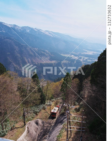 春の立山黒部アルペンルート　深緑に囲まれ立山ケーブルを美女平駅の展望テラスより臨む 132733632
