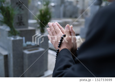 お墓参りをする男性の手 供養 132733699