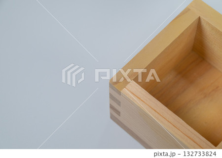 檜の枡のクローズアップと白い余白 132733824