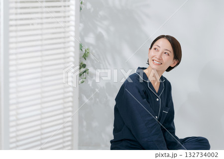 パジャマを着てリラックスする女性 132734002